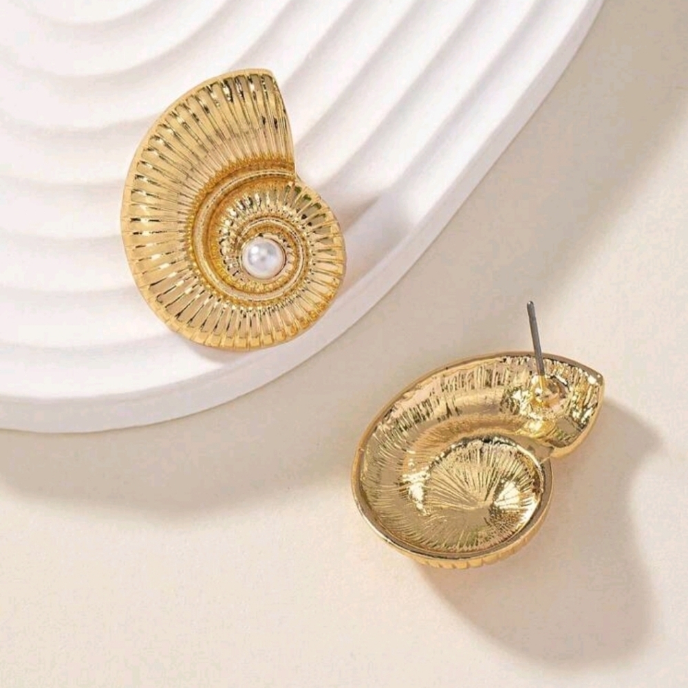 Gold tone Moon Seashell pearl style statement earrings shell gold tone earrings - Picture 3 of 4